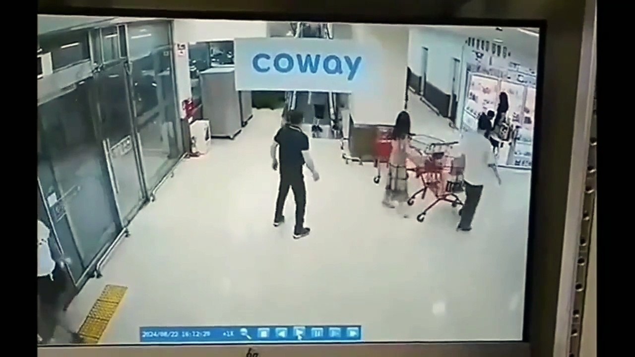 Il vient en aide à une femme en fauteuil roulant avec un réflexe incroyable !