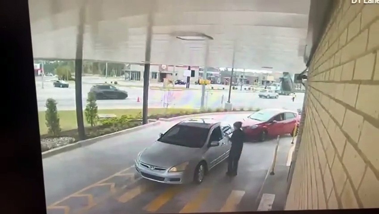 Un conducteur de camion fait une petite erreur en oubliant d'abaisser sa remorque... quelle mésaventure incroyable !