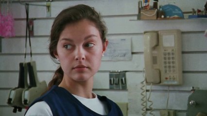 A young woman struggles for independence and identity in a small Florida tourist town HD ( Drama, Romance )