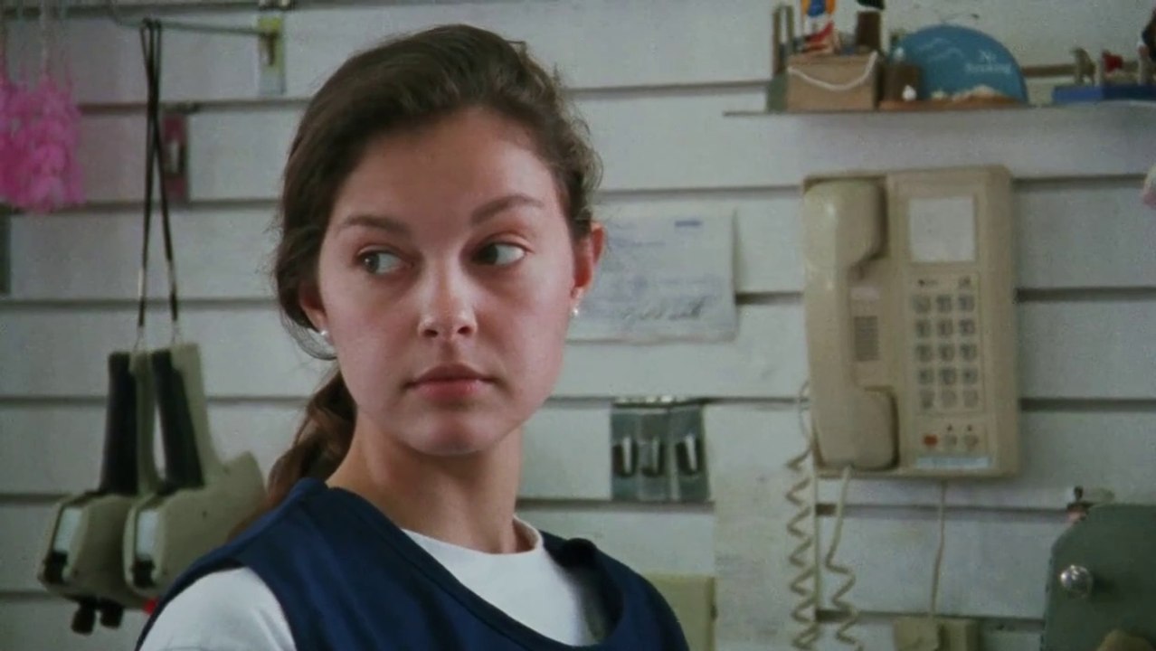A young woman struggles for independence and identity in a small Florida tourist town HD ( Drama, Romance )