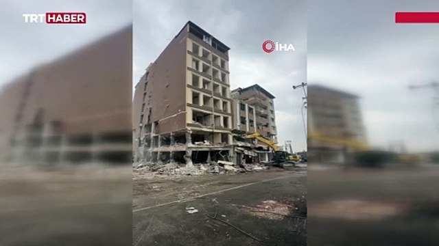 8 katlı bina iş makinesinin bir darbesiyle yerle bir oldu