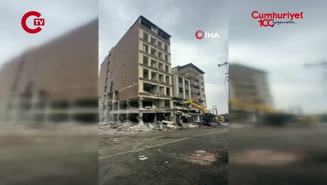 8 katlı bina iş makinesinin dokunuşuyla yerle bir oldu