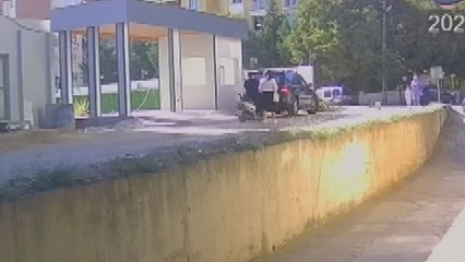 Kartal'da yolda yürüyen kadına çarpan motosikletli kaçtı
