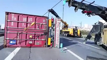 İstanbul- Avcılar D-100 Karayolunda TIR devrildi; yan yol trafiğe kapatıldı