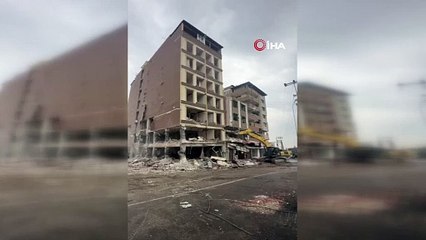 8 katlı bina tek dokunuşla yerle bir oldu