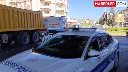 Kırmızı Işık İhlali Sonucu Kaza: Otomobil Kamyona Çarptı