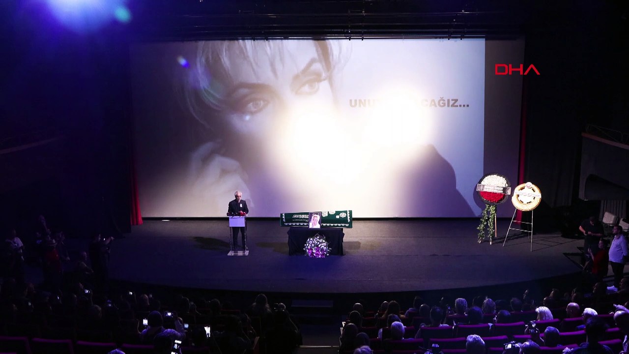 Oyuncu Ahu Tuğba için Atlas Sineması'nda tören düzenlendi