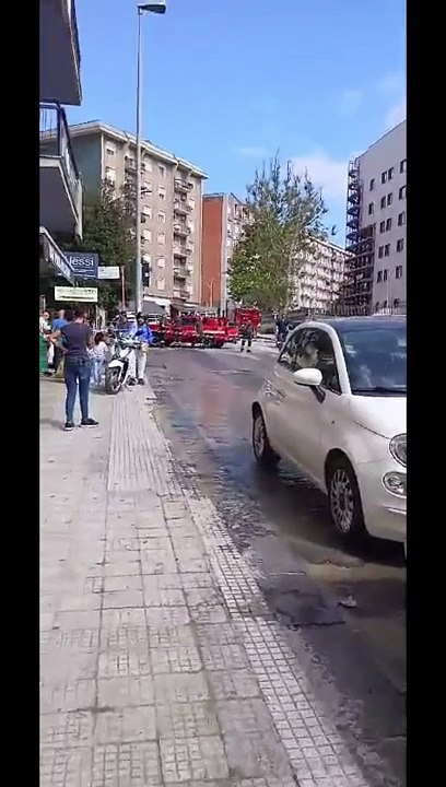 Nella citta con l'acqua razionata, grossa perdita in strada