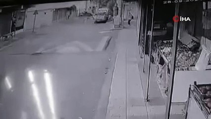 Bir anda üstüne atladı! Markete sığınarak kurtuldu!