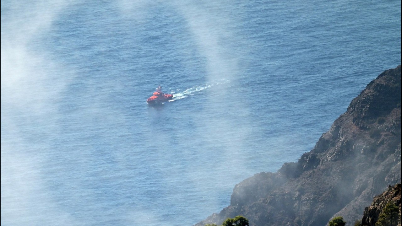 Nueve muertos y 50 desaparecidos tras volcar un cayuco durante su rescate frente a las costas de El Hierro