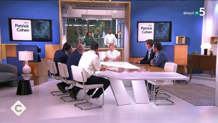 Anne-Elisabeth Lemoine hilare face à la carrure de Bertrand Chameroy dans C à Vous.C à Vous, France 5