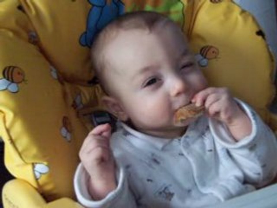 Milo et son premier bout de pain