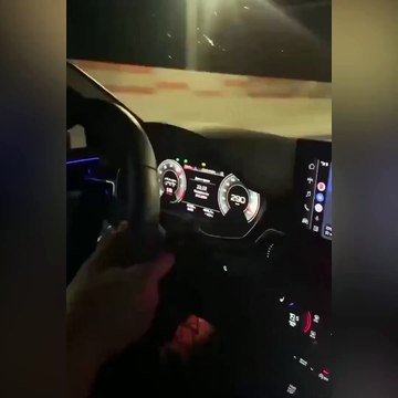 300 kilometre hızla giderken kamyonun altına girerek hayatını kaybetti