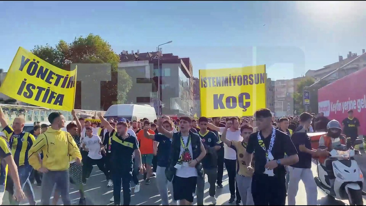 Fenerbahçe taraftarından 'Ali Koç istifa' eylemi! Stada yürümek istediler