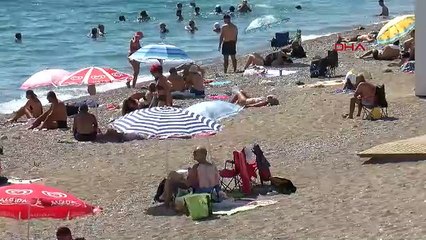 Yaz daha bitmedi: Tatil cennetinde sahiller dolup taştı