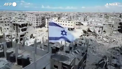 Gaza, bandiera israeliana sventola su un edificio distrutto a Rafah