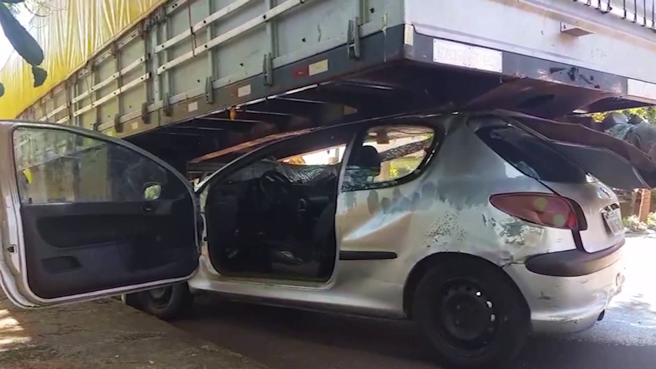 Carro para embaixo de caminhão e motorista foge após acidente na Rua Mylla