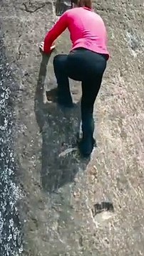 Venez vivre une expérience inoubliable d'escalade en prises de pied sur les majestueuses falaises du rocher du phoque dans les montagnes époustouflantes de Danxia, en province de Guangdong, en Chine