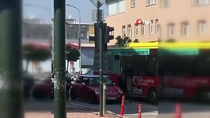 Bursa'da ceza yiyen sürücü otomobilini parçaladı