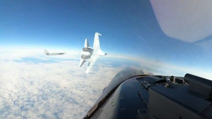 Скачать видео: Il caccia russo sbuca da dietro e sfiora un F16 Usa: il video del pericoloso incontro ravvicinato