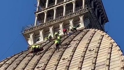 Descargar video: La cupola della Mole come una montagna: la spettacolare esibizione per i 70 anni del Soccorso alpino