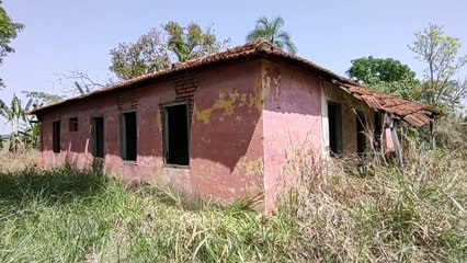 A CASA COR-DE-ROSA ABANDONADA GUARDA HISTÓRIAS MACABRAS
