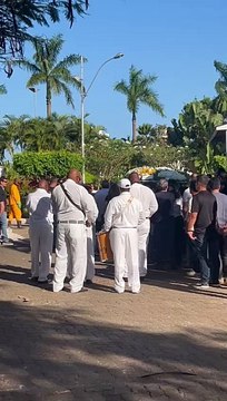 Velório do produtor cultural Diogo Cunha é marcado por fanfarra e homenagens; veja