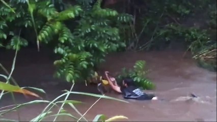 ¡Impresionante! Hombre aferrado a una rama es rescatado por Bomberos