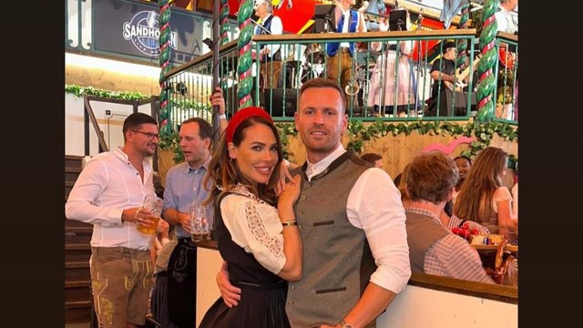 Ilary Blasi in abiti bavaresi con Bastian Muller all'Oktoberfest di Monaco, ecco il video