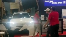 Viral Pengunjung GIIAS Di Bandung Tidak Sengaja Injak Gas Mobil Seharga 413 Juta Menabrak Booth, Pameran Otomotif