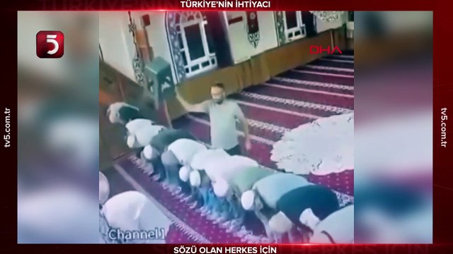 Namaz kıldıran imamın başına tabureyle vurdu; cemaat vantilatör ve tabureyle kovaladı