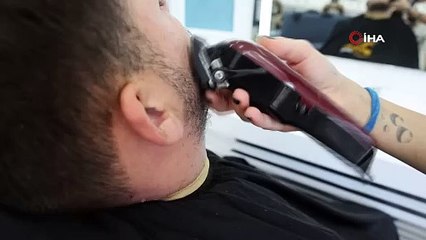 Önce şaşırıyorlar sonra tıraş olmak için tekrar ona geliyorlar