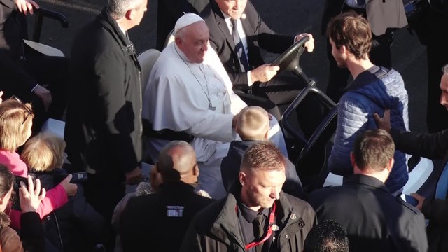 Visite du Pape François - Le Pape salue la foule à la sortie de l'UCLouvain