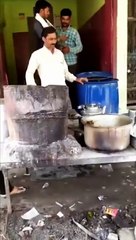 Hindistan'da bulaşıkları yıkayan maymun ilgi odağı oldu