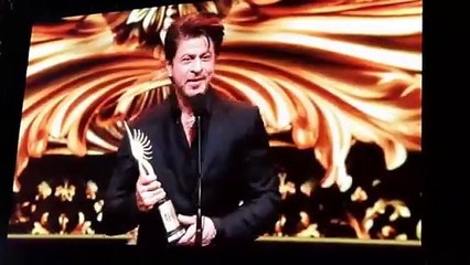 لحظة فوز شاروخان بجائزة افضل ممثل في مهرجان IIFA