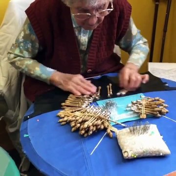 Un savoir-faire incroyable ! Cette dame crée de magnifiques pièces de dentelle à la main !