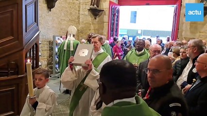 Le nouveau curé de Loudéac reçoit les clés de l'église