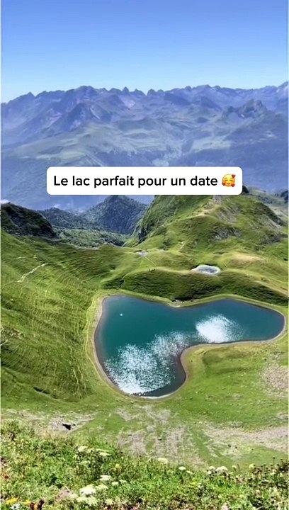 Le plus beau lac de France !    Le lac de Montagnon, Oloron-Sainte-Marie   Ce lac en forme de cœur qui surplombe les nuages et les montagnes au soleil levant, est le plus beau lac de France !   Idéal pour un date    Tous nos bons plans à retrouver