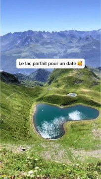 Le plus beau lac de France ! Le lac de Montagnon, Oloron-Sainte-Marie Ce lac en forme de cœur qui surplombe les nuages et les montagnes au soleil levant, est le plus beau lac de France ! Idéal pour un date Tous nos bons plans à retrouver