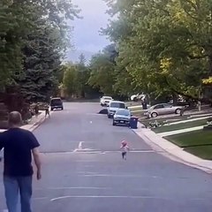 De belles retrouvailles entre ce grand-père et son petit-fils !