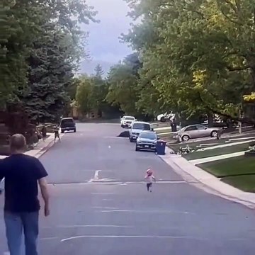 De belles retrouvailles entre ce grand-père et son petit-fils !