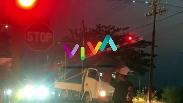 NGERI! Video Pick-Up Mogok Disambar Kereta Api