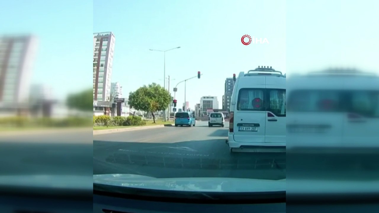 Minibüs Şoförü Önünü Kestiği Araca Halatla Saldırdı