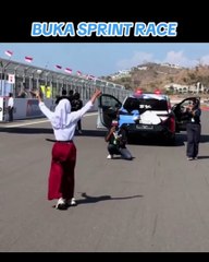 Viral Azizah Siswi SD Yang Jago Dance Diberi Kesempatan Jadi Sprint Race Dan Kibarkan Checquered Flag Di MotoGp Mandalika