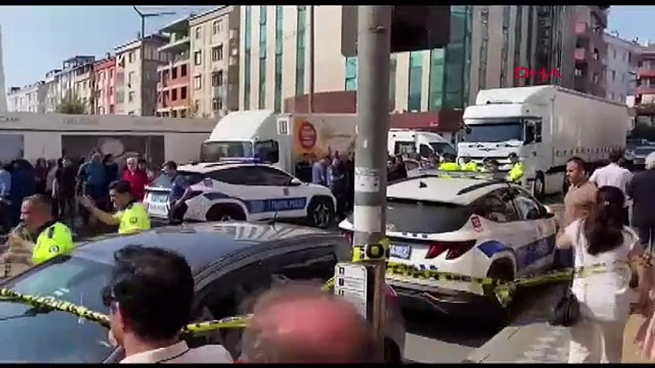 İstanbul- Bahçelievler'de yolun karşısına geçmeye çalışırken TIR'ın altında kaldı