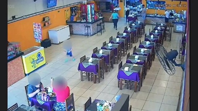 Criança de 2 anos é atropelada e morre após sair correndo de restaurante em Guarujá; VÍDEO