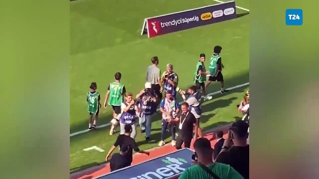 “Arda Turan ve Selçuk İnan karşı karşıya: Karam şarkısıyla sarıldılar”