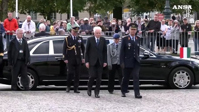 Berlino, Mattarella depone una corona di fiori al monumento della Nuova Guardia