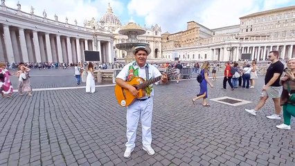 El 'Camba Enamorau' le canta a Montero desde el Vaticano
