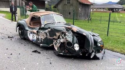 Une femme au téléphone fonce dans une Jaguar XK120 et la détruit totalement